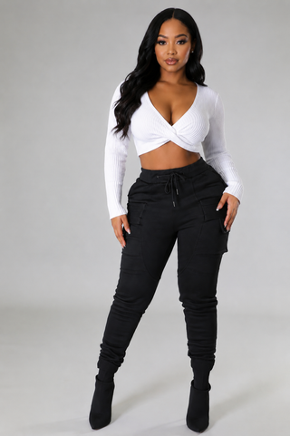  Women’s black casual cargo jogger pants with elastic waistband and pockets