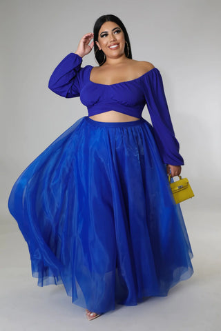 Woman wearing a blue Tulle skirt - plus size