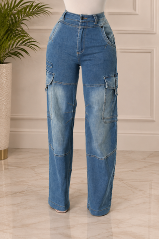  Women’s oversized blue wide-leg cargo jeans with high waist and utility pockets