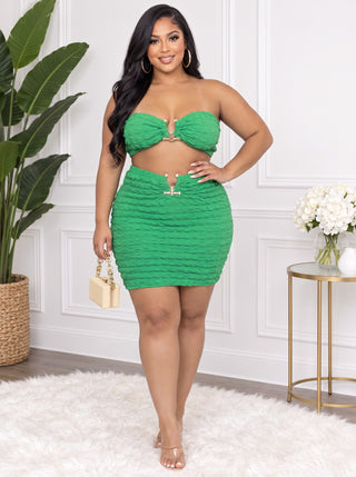Plus-size kelly green textured two-piece set with strapless bandeau, gold ring hardware and high-waisted mini skirt