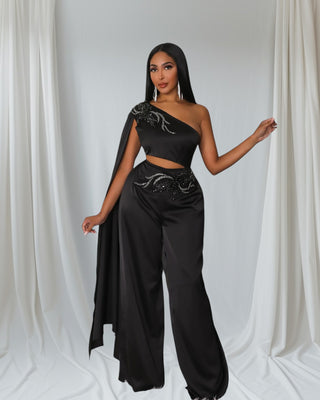 woman wearing elegant stretch wide leg jumpsuit for brunch outfit